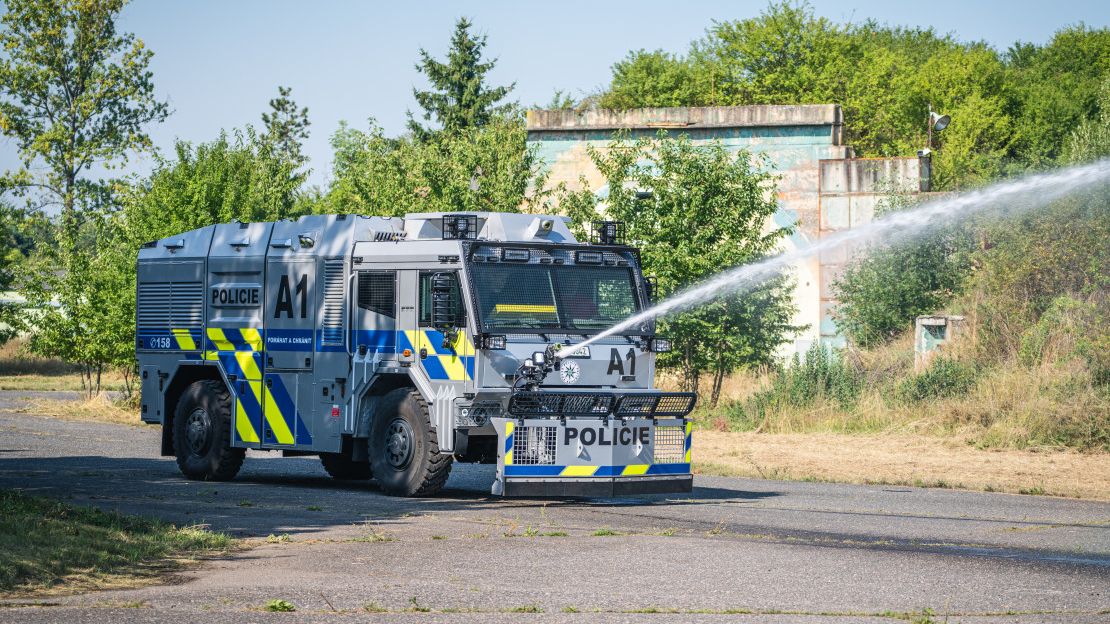 Pražští policisté mají novou zbraň proti davům, vodní stříkačku na tatrováckém podvozku